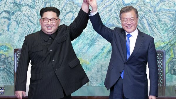 Лидеры КНДР и Южной Кореи Ким Чен Ын и Мун Чжэ Ин - Sputnik Ўзбекистон