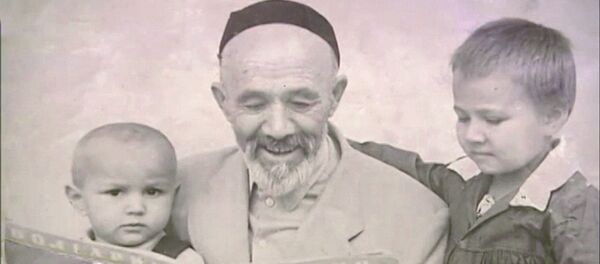 Шавкат Мирзиёев: вақт ўтган сари Шомаҳмудовлар оиласи кўрсатган қаҳрамонликнинг аҳамияти ва қадри тобора ошиб бормоқда. Шавкат Мирзиёев: вақт ўтган сари Шомаҳмудовлар оиласи кўрсатган қаҳрамонликнинг аҳамияти ва қадри тобора ошиб бормоқда. - Sputnik Ўзбекистон