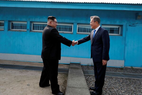 KXDR yetakchisi Kim Chen In va Janubiy Koreya prezidenti Mun Chje In - Sputnik O‘zbekiston