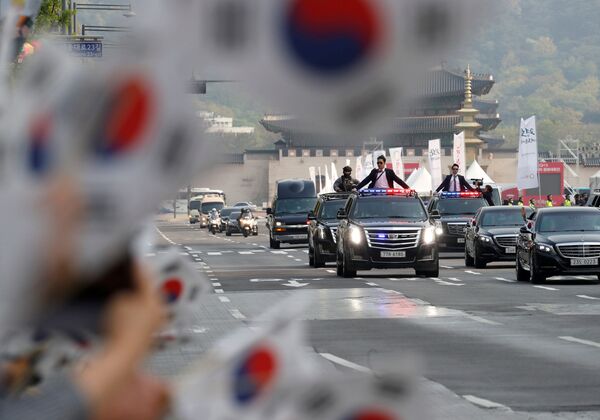 Люди приветствуют кортеж президента Южной Кореи Мун Чжэ Ина, который направляется на встречу с лидером КНДР Ким Чен Ыном для проведения межкорейского саммита - Sputnik Узбекистан