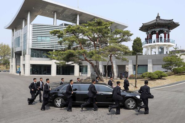 Служба безопасности лидера КНДР Ким Чен Ына сопровождает его автомобиль - Sputnik Узбекистан