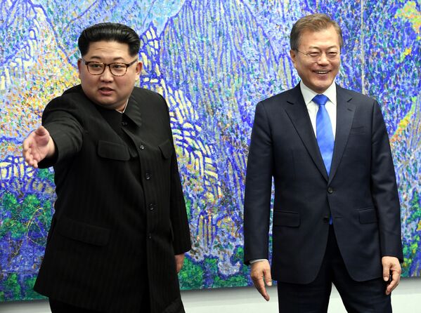 Лидеры Северной и Южной Кореи Ким Чен Ын и Мун Чжэ Ин во время встречи в Доме Мира в деревне Пханмунджом в демилитаризованной зоне, разделяющей две Кореи - Sputnik Узбекистан