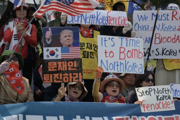 Противники Северной Кореи на демонстрации возле контрольно-пропускного пункта Tongil, ведущего к деревне Пханмунджом в демилитаризованной зоне, разделяющей две Кореи - Sputnik Узбекистан