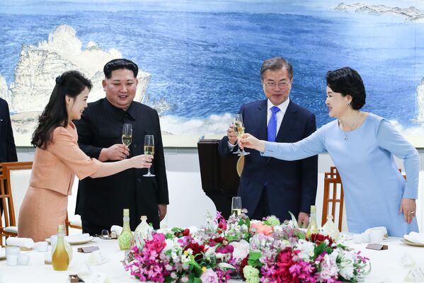 Лидеры Северной и Южной Кореи Ким Чен Ын и Мун Чжэ Ин с женами на ужине во время межкорейского саммита в деревне Пханмунджом в демилитаризованной зоне, разделяющей две Кореи - Sputnik Узбекистан