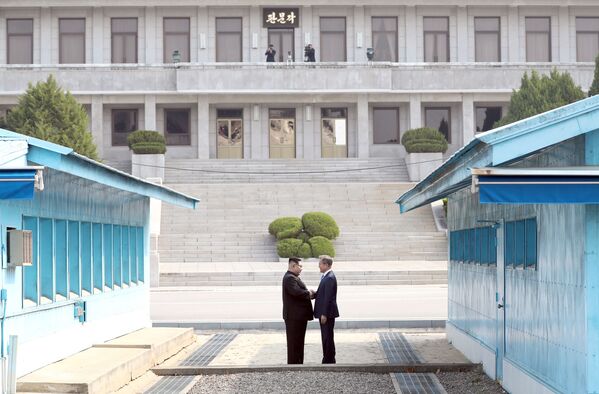 Лидеры Северной и Южной Кореи Ким во время саммита в пограничном пункте Пханмунджом - Sputnik Узбекистан