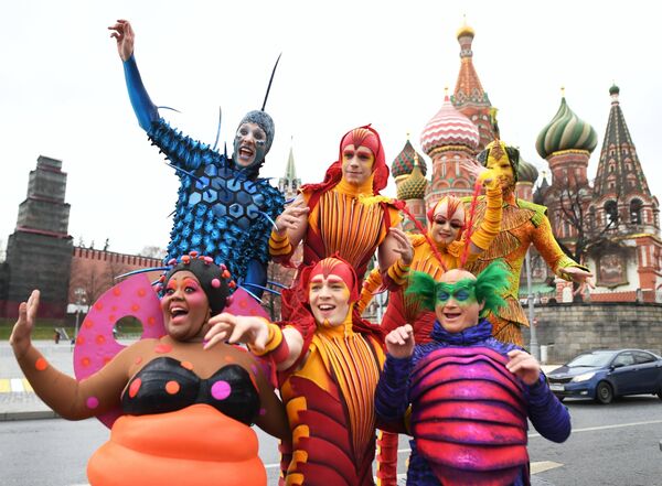Cirque du Soleil показал бесплатную шоу-программу  в парке Зарядье - Sputnik Узбекистан