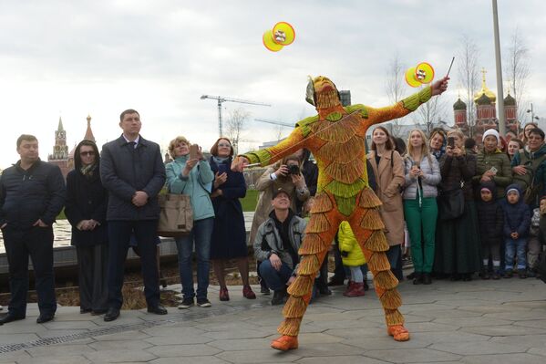 Цирковые артисты показывали попурри из номеров  Акробатическое трио и Диаболо - Sputnik Узбекистан
