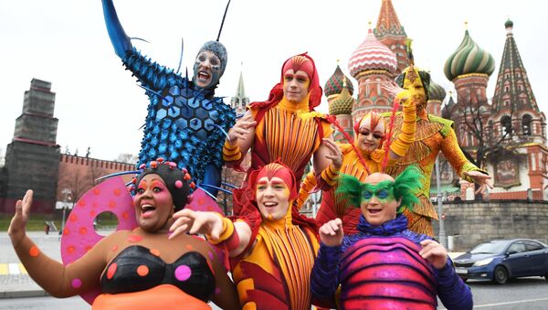 Артисты Cirque du Soleil открыли летний сезон в парке Зарядье - Sputnik Узбекистан