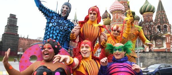 Артисты Cirque du Soleil открыли летний сезон в парке Зарядье Артисты Cirque du Soleil открыли летний сезон в парке Зарядье - Sputnik Узбекистан
