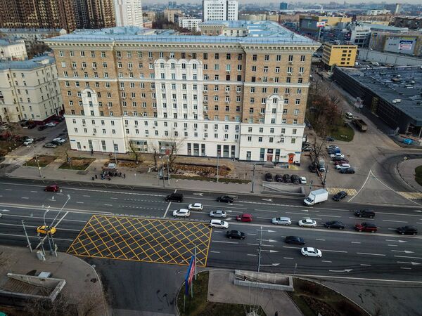 Новая разметка вафельница на перекрестках в Москве Новая разметка вафельница на перекрестках в Москве - Sputnik Ўзбекистон
