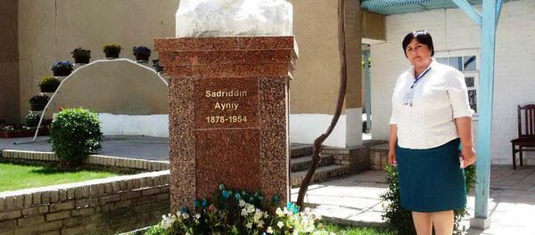 Бюст Садриддина Айни находящийся в его доме-музее, Самарканд - Sputnik Узбекистан