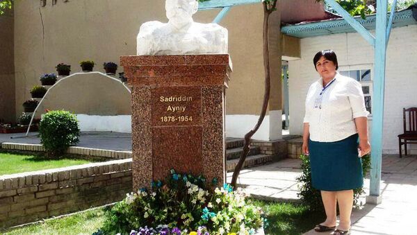 Бюст Садриддина Айни находящийся в его доме-музее, Самарканд - Sputnik Узбекистан