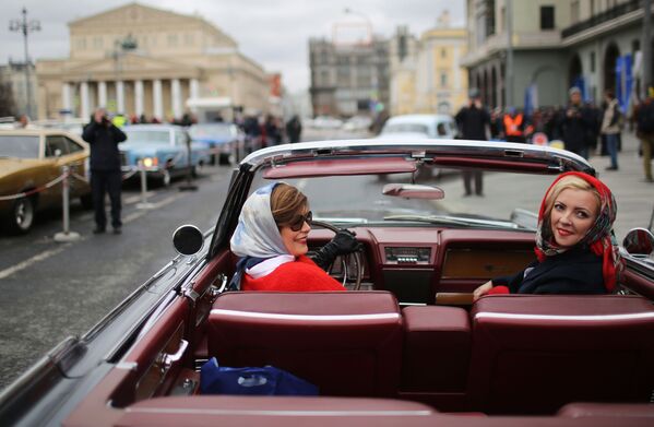 Участницы ралли классических автомобилей Ингосстрах Exclusive Classic Day, стартовавшего у гостиницы Метрополь в Москве - Sputnik Узбекистан