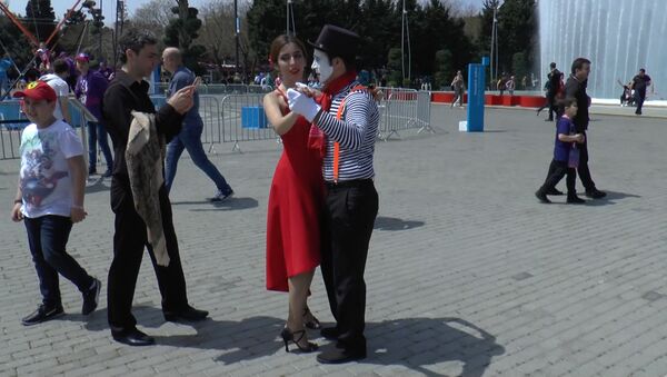 Мимы, танго, алкоголь: как развекают болельщиков Ф1 в Баку - Sputnik Узбекистан