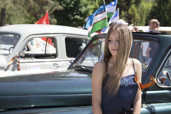 Девушка на встрече участников автопробега Победа - одна на всех в Ташкенте - Sputnik Узбекистан