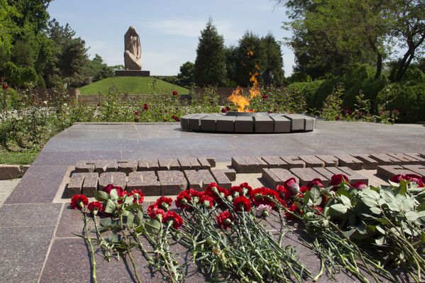 Мемориальный комплекс Братские могилы в Ташкенте - Sputnik Узбекистан