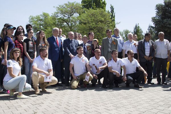 Встреча участников автопробега Победа - одна на всех в мемориальном комплексе Братские могилы в Ташкенте - Sputnik Узбекистан