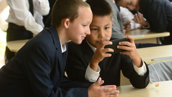 Школьники во время перемены, архивное фото - Sputnik Ўзбекистон