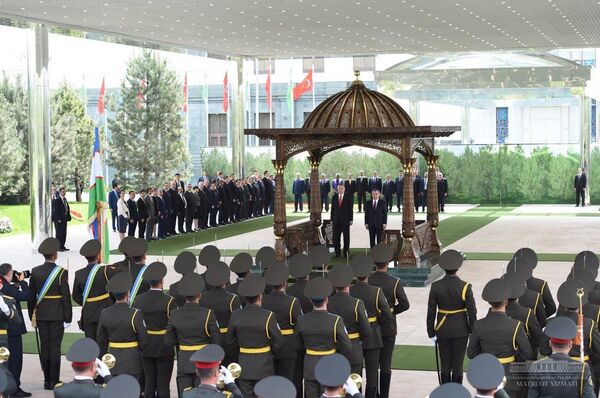 Шавкат Мирзиёев встретил Тайипа Эрдогана в Куксарое Шавкат Мирзиёев встретил Тайипа Эрдогана в Куксарое - Sputnik Узбекистан