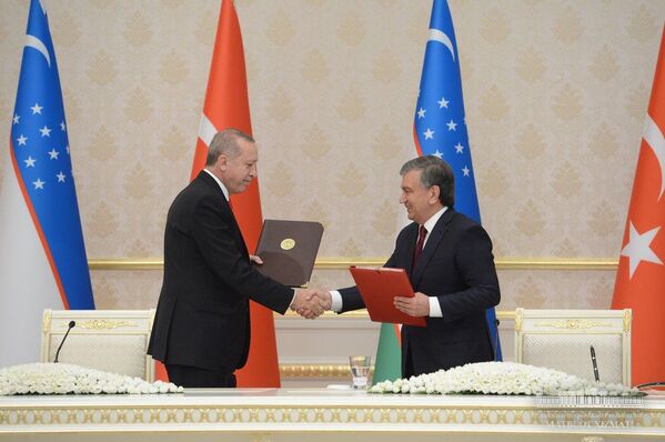 Президент Узбекистана Шавкат Мирзиёев и президент Турции Реджеп Эрдоган - Sputnik Узбекистан