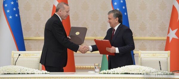 Президент Узбекистана Шавкат Мирзиёев и президент Турции Реджеп Эрдоган - Sputnik Узбекистан