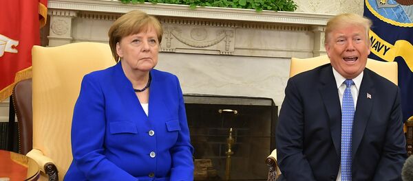 Президент США Дональд Трамп и канцлер Германии Ангела Меркель во время встречи в Вашингтоне - Sputnik Ўзбекистон