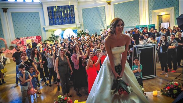 На свадебном фестивале в Тбилиси состоялись выставка праздничных аксессуаров и  розыгрыш призов - Sputnik Узбекистан