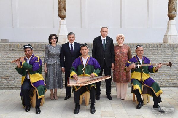 Шавкат Мирзиёев и Реджеп Тайип Эрдоган осмотрели архитектурные памятники Бухары. Шавкат Мирзиёев и Реджеп Тайип Эрдоган осмотрели архитектурные памятники Бухары. - Sputnik Узбекистан