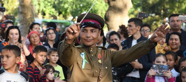 Музыка на полуторках: праздничный автопробег в Ташкенте Музыка на полуторках: праздничный автопробег в Ташкенте - Sputnik Ўзбекистон