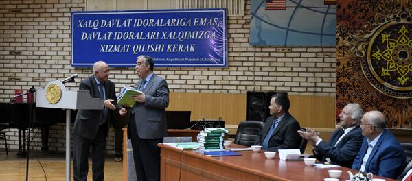 Ахмаджон Мелибоев принимает памятные подарки - книги от ректора института востоковедения А. Маннонова Ахмаджон Мелибоев принимает памятные подарки - книги от ректора института востоковедения А. Маннонова - Sputnik Ўзбекистон