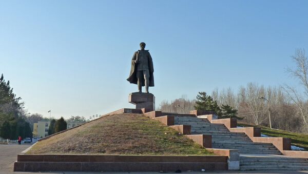 В Ташкенте демонтирован памятник генерал-майору Сабиру Рахимову - Sputnik Узбекистан