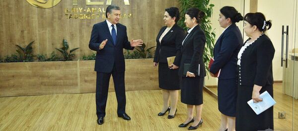 Шавкат Мирзиёев ознакомился с деятельность Наманганского городского центра государственных услуг Шавкат Мирзиёев ознакомился с деятельность Наманганского городского центра государственных услуг - Sputnik Ўзбекистон