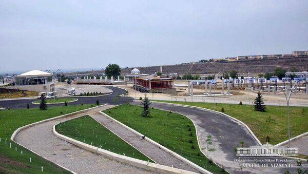 Строительные работы в парке культуры и отдыха города Намангана  - Sputnik Узбекистан