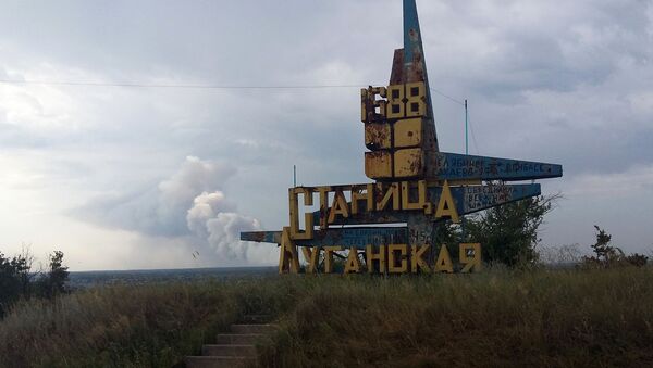 Вид на монумент при въезде в Станицу Луганскую на линии соприкосновения в Донбассе. - Sputnik Узбекистан