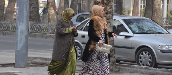 Женщины идут по улице Женщины идут по улице - Sputnik Узбекистан