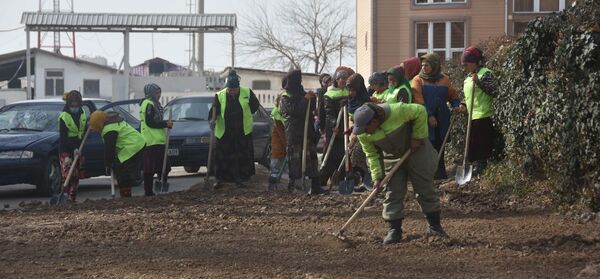 Дворники на улице в Душанбе, архивное фото Дворники на улице в Душанбе, архивное фото - Sputnik Ўзбекистон