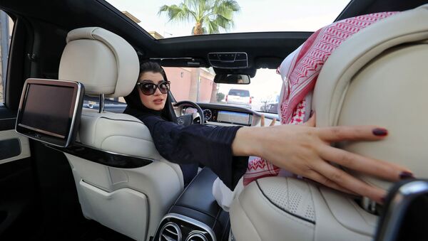 Женщина учится водить автомобиль перед снятием запрета на вождение автотранспорта женщинами в Саудовской Аравии - Sputnik Узбекистан