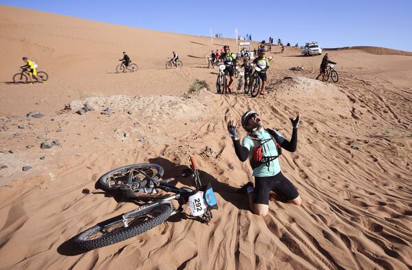 Marokkoda Titan Desert 2018  velosiped poygalari o‘tkazildi. - Sputnik O‘zbekiston
