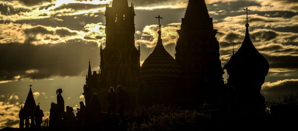 Вид на Спасскую башню Московского кремля и храм Василия Блаженного со стороны парка Зарядье в Москве - Sputnik Узбекистан