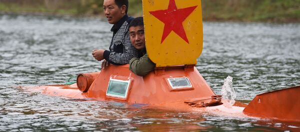 Китайский фермер Tan Yong и его друг на самодельной подлодке на территории водохранилища Danjiangkou - Sputnik Узбекистан