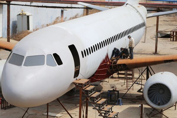 Процесс сборки полной копии самолета Airbus A320 в китайском Кайюане - Sputnik Узбекистан