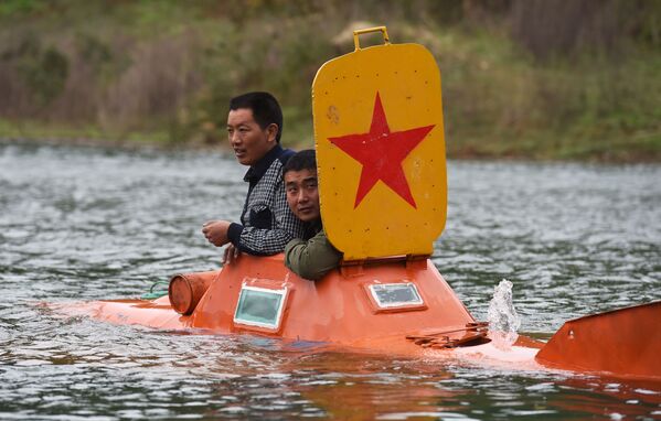 Китайский фермер Tan Yong и его друг на самодельной подлодке на территории водохранилища Danjiangkou - Sputnik Узбекистан