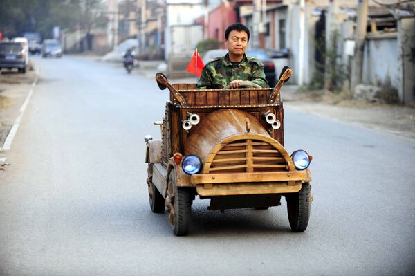 48-летний китайский плотник Liu Fulong за рулем построенного им самим автомобиля - Sputnik Узбекистан