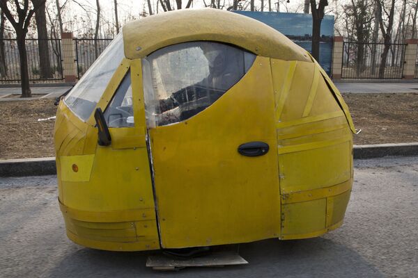 Человек внутри самодельного транспортного средства, защищающего от смога, на улице Пекина - Sputnik Узбекистан