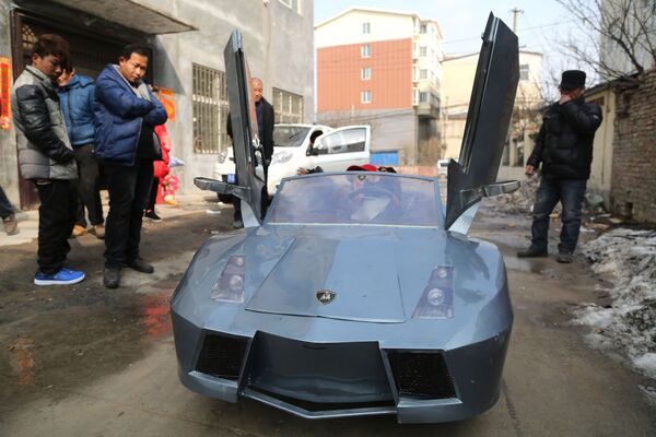 50-летний китайский фермер за рулем собранной им реплики автомобиля Lamborghini - Sputnik Узбекистан