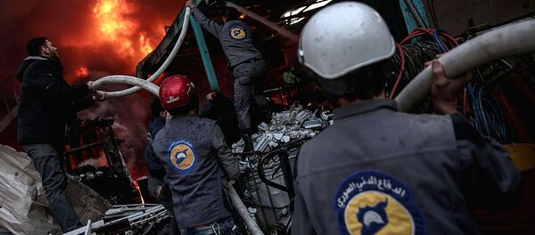 Активисты из организации Белые каски в Думе, Сирия - Sputnik Узбекистан