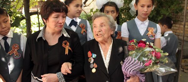 Мингбулакские школьники навестили наманганских ветеранов - Sputnik Узбекистан