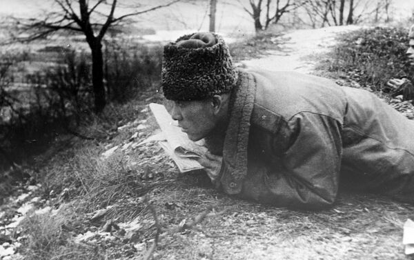 Командир 37-й гвардейской дивизии генерал-майор Сабир Рахимов на рекогносцировке местности перед наступлением. Рахимов погиб 26 марта 1945 года. - Sputnik Узбекистан