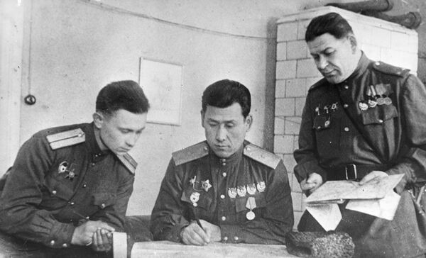 Генерал-майор Сабир Рахимов (в центре) и командующий артиллерией полковник Руденко разрабатывают план операции на подходах к городу Грудзендзу. Слева - адъютант генерала Леонид Юсупов. Фото 1945 года. Генерал-майор Сабир Рахимов (в центре) и командующий артиллерией полковник Руденко разрабатывают план операции на подходах к городу Грудзендзу. Слева - адъютант генерала Леонид Юсупов. Фото 1945 года. - Sputnik Ўзбекистон