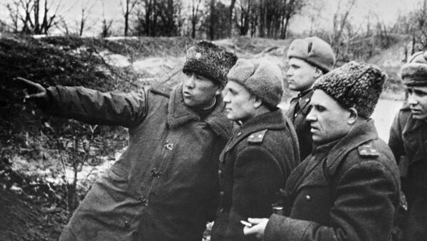 Генерал-майор Сабир Умар-оглы Рахимов (слева) указывает артиллеристам сектор огня. Рахимов погиб 26 марта 1945 года - Sputnik Узбекистан